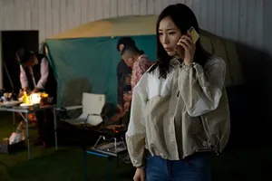 Chồng yêu nghĩ rằng vợ yêu đi cắm trại với hội phụ nữ nhưng không biết chỉ có 3 gã đàn ông