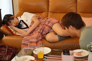 Chàng trai trộm nhìn quần lót bồ gấu đang ngủ thì bị phát hiện