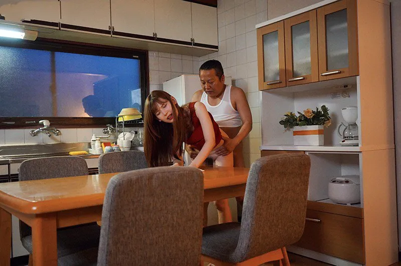 Con gái bị Người chồng mới của má nện mỗi ngày, cho dù đã có người yêu