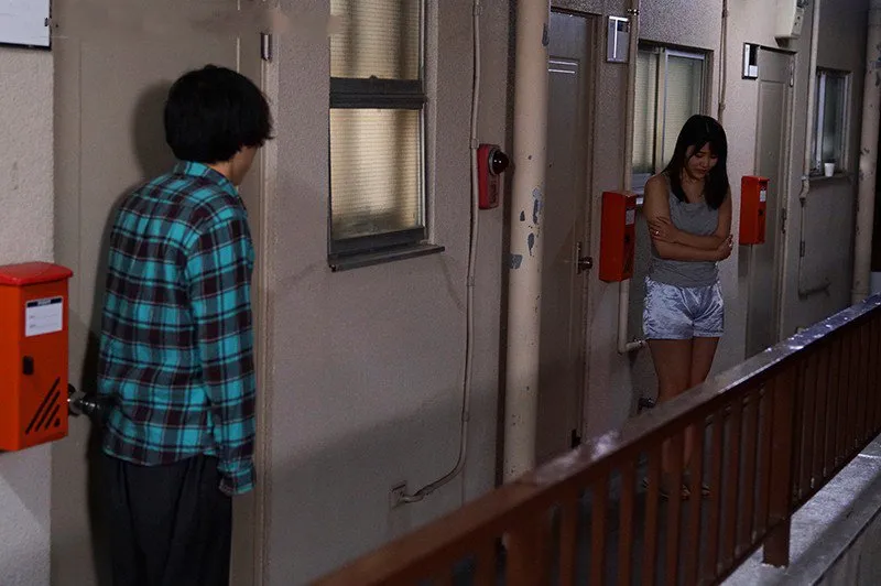 Bí mật lén lút với em gái hàng xóm cãi nhau bị ông chồng đuổi ra cửa