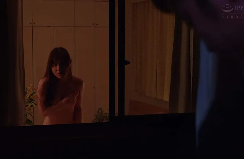 Người phụ nữ hàng xóm anh xã chồng nhà bên thường xuyên thay đồ ở ngay cửa sổ