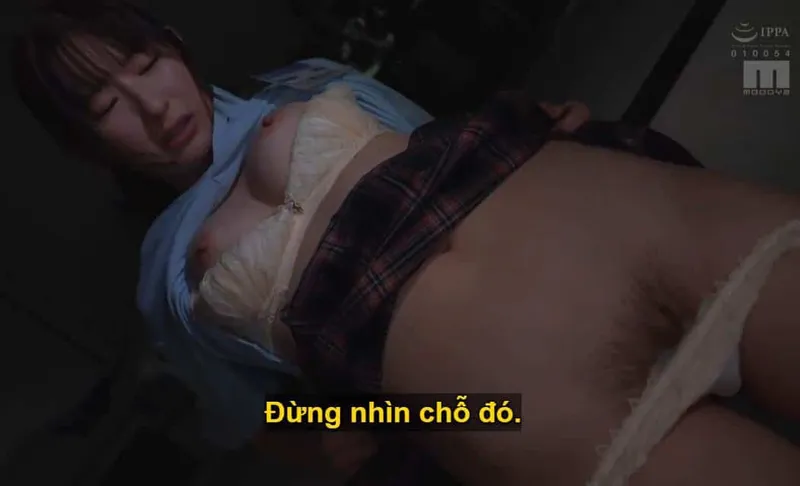 Ông chủ lập mưu "xxx" cô nhân viên dưới quyền kiêu kỳ lười nhác, suốt ngày bận rộn chat chit cùng người yêu.